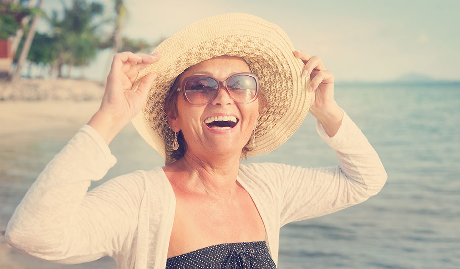 Mode Frauen ab 40 fröhliche ältere Frau am Strand