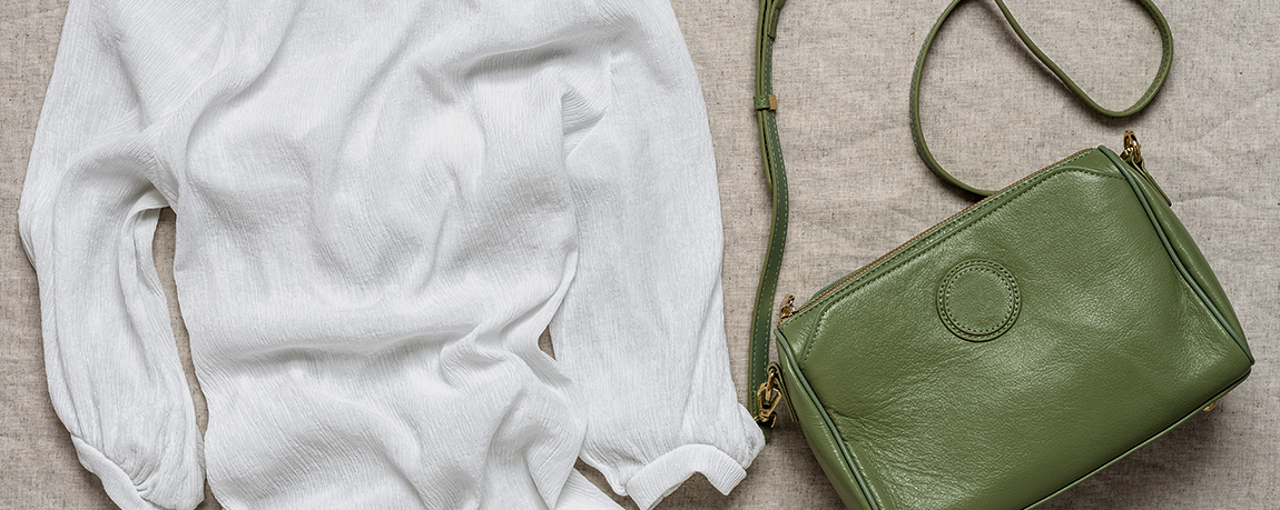 Ratgeber Farbe Oliv Kleidung Accessoires ein weisses Oberteil mit oliv-grüner Damenhandtasche