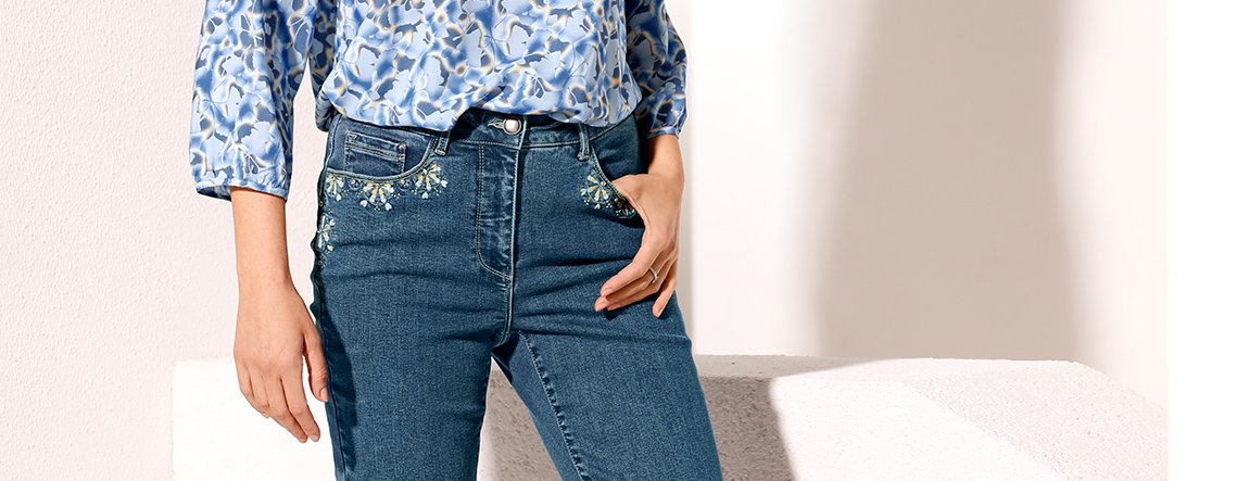 MONA Ratgeber Denim Accessoires Detailansicht Dame mit Jeanshose bestickte Applikation an der Hosentasche