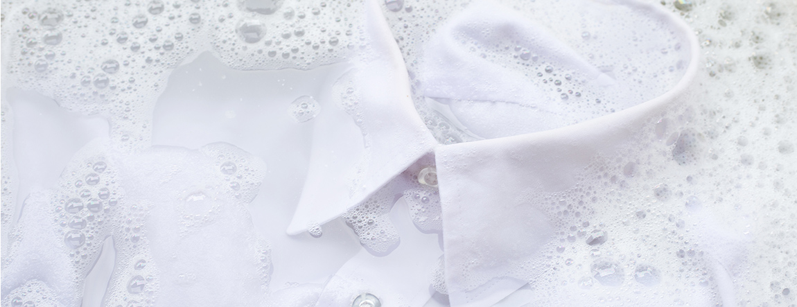 MONA Ratgeber Weiße-Blusen-Looks Verfärbung Bild mit eingeweichter Bluse