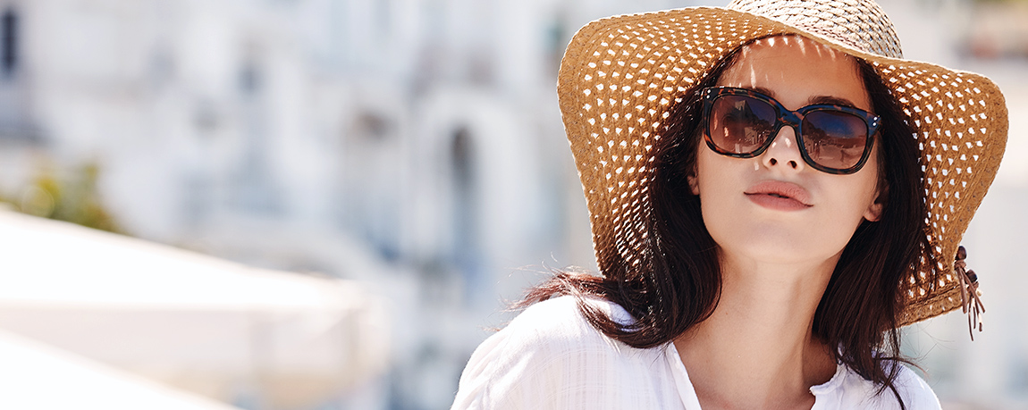 MONA-Ratgeber-Accessoires-Sommer Dame mit Hut und Sonnenbrille